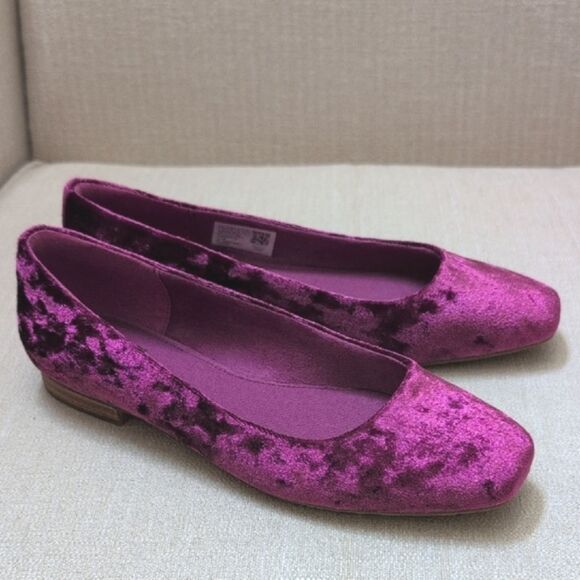Toms Briella Flats In Berry Burgundy Crushed Velvet NWOT Size 7.5 - Picture 2 of 11